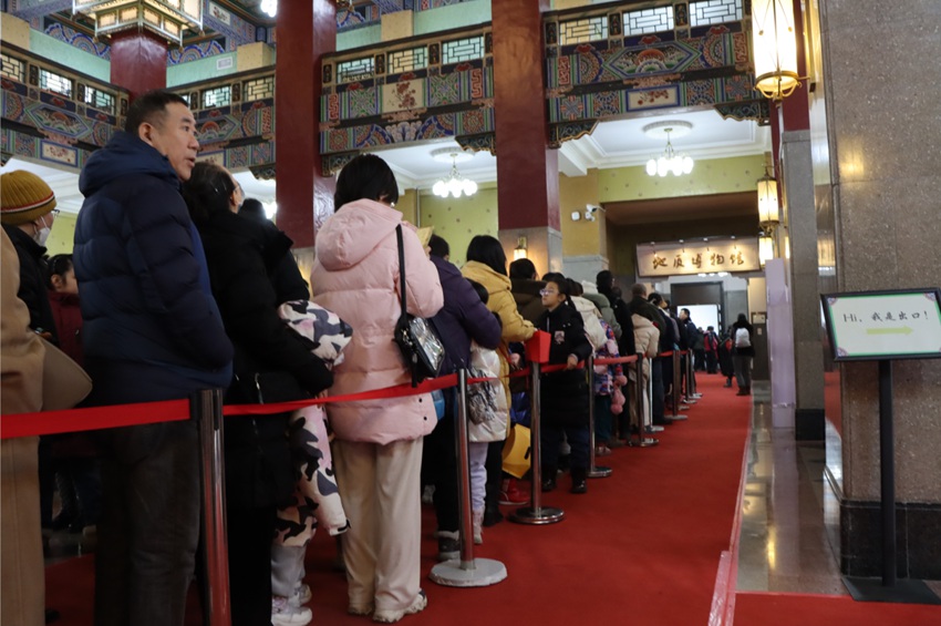 節假日期間，吉林大學地質博物館入口大排長龍。（資料圖片。吉林大學地質博物館供圖）